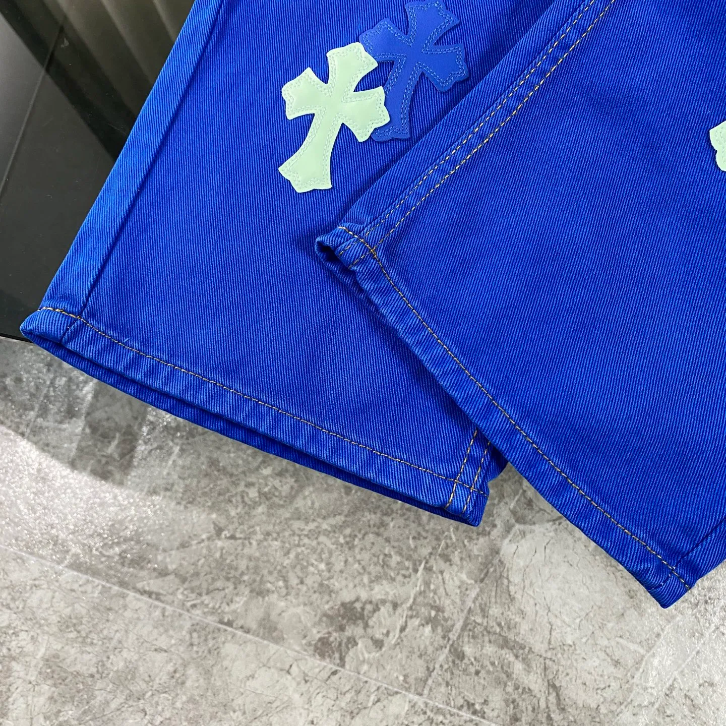 P250 CH Chromehearts 2025 New London Limited Double Blue Cross Patch Leather Jeans Jeans Top ceiling quality Styles with different washed textures are very friendly to people with thin legs and thick legs. The straight and loose version is very flattering to the leg shape. Moderate length that never goes out of style, easy to match with casually, basic styling for various styles, a must-have in the wardrobe! The fabric is stiff but also makes the upper body soft without losing texture. The washing process is even more perfect. It is a must-have item for everyone! ! ! Washed wheat, hang tag, pants label, three labels complete Color: blue Size: 28, 30, 32, 34